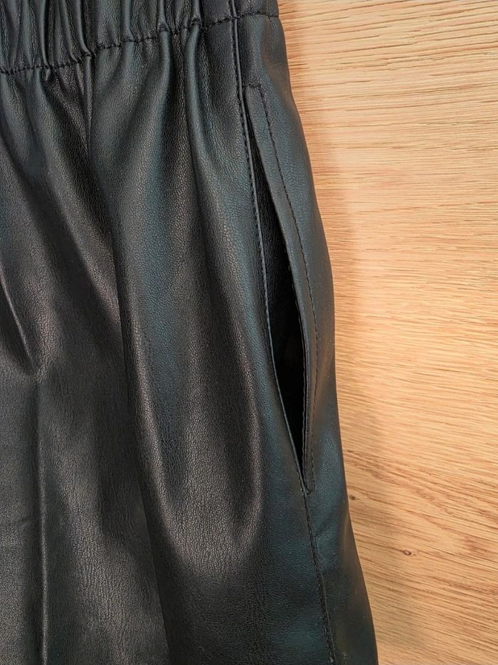 Short en simili cuir
Mango
Taille 13/14 ans
Neuf et étiqueté - photo numéro 4