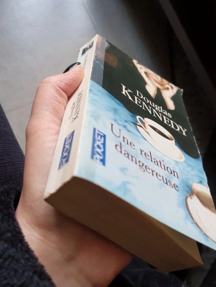 Livre "Une relation dangereuse" - photo numéro 4