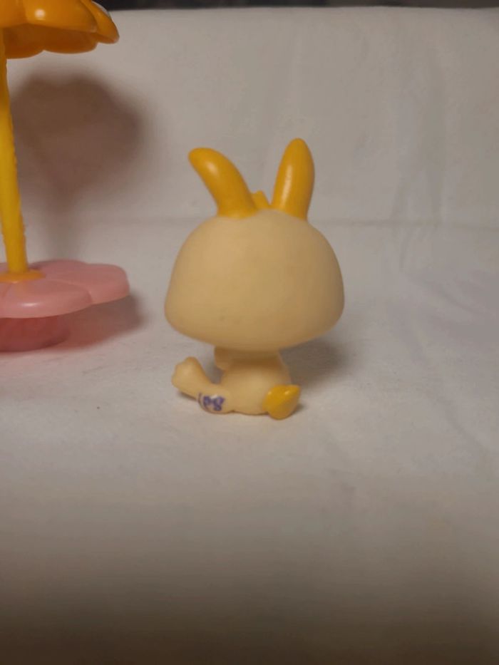 lapin petshop avec sa petite table et son parasol - photo numéro 3