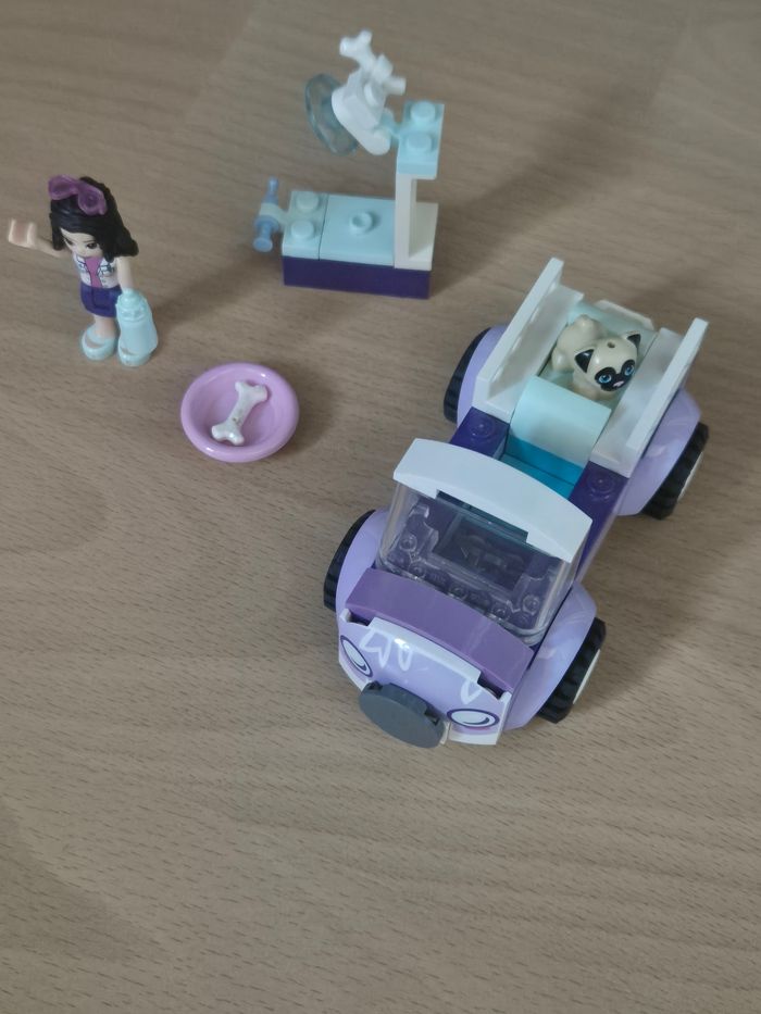 Lego friends la clinique vétérinaire mobile d'Emma