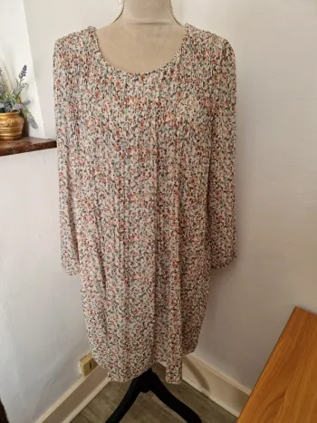 Robe a fleur plissé sapotille taille 40
