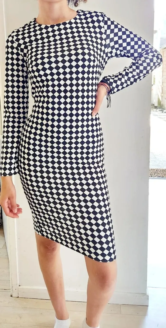 Robe moulante damier noir & blanc – manches longues – taille S