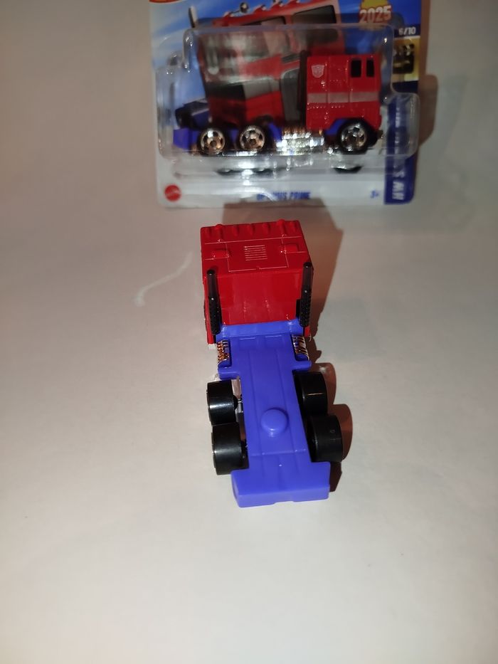 Hot Wheels Optimus Prime Transformers 2025 - photo numéro 4