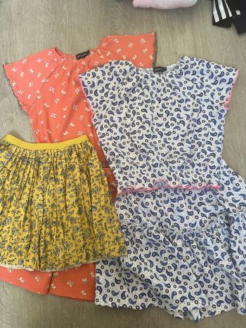 Lot de 2 ensembles jupe et haut ainsi qu une jupe