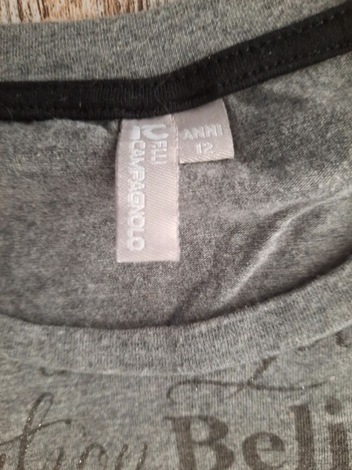 T-shirt gris et blanc avec des paillettes - photo numéro 5