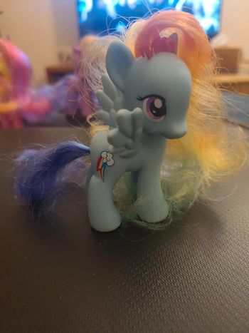 petit poney bleu avec des ailes
