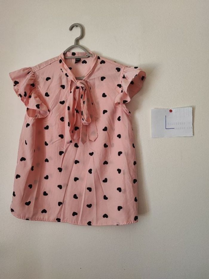 19 –  Haut rose à cœurs noirs — Romantique, girly & carrément adorable 🖤