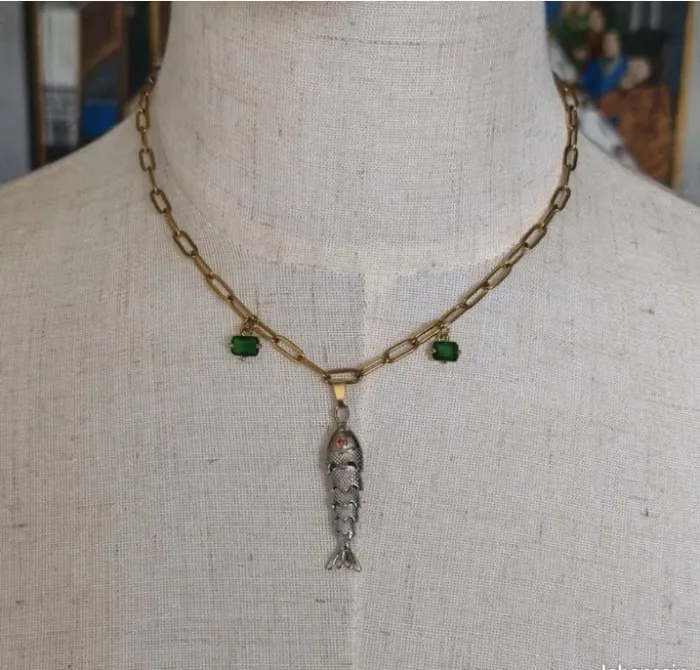 Collier Argenté & Doré – Pendentif Poisson et Pierres Émeraude