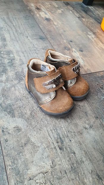 Très belle paire de chaussures saxo blue taille 17 en excellent état