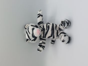 Peluche doudou tigre blanc noir KINDER FERRERO yeux bleus nez rose 25 cm TTBE