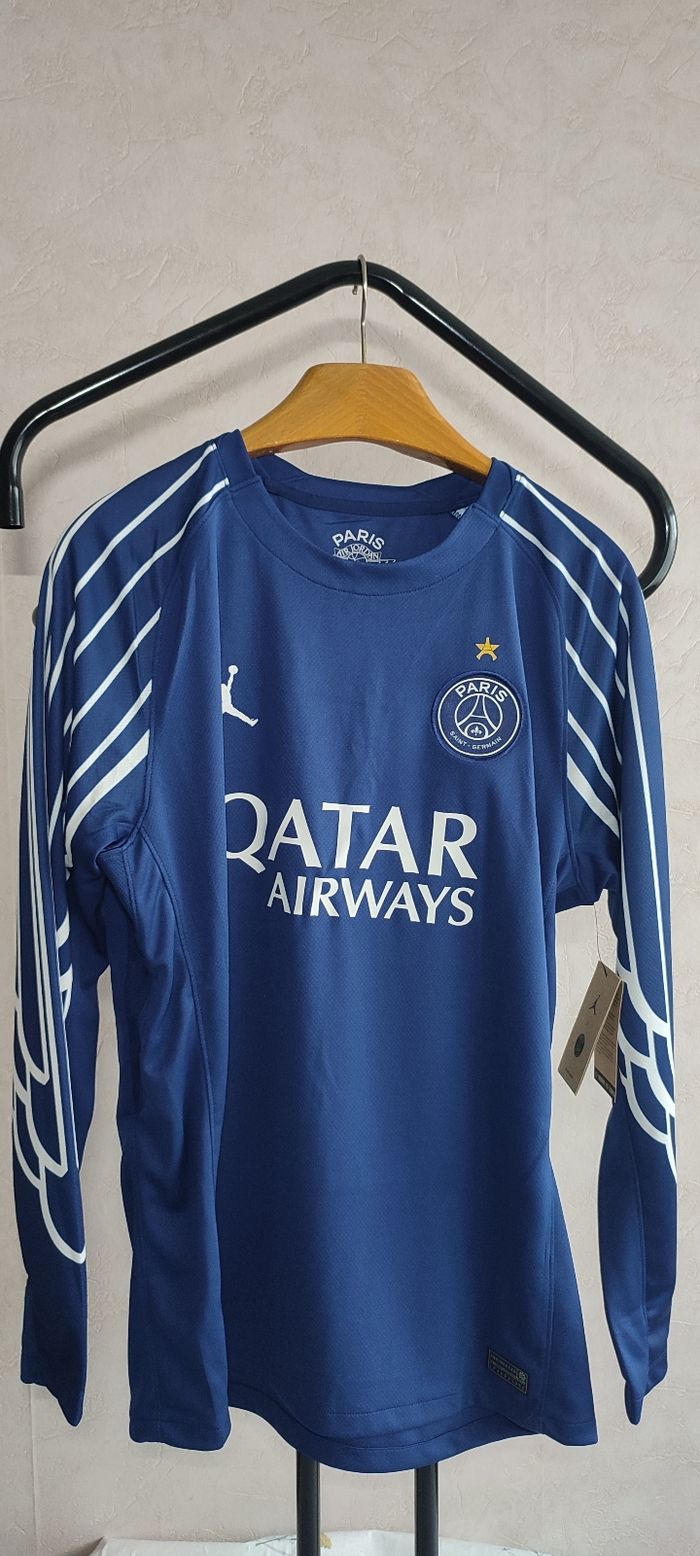 Maillot collector du "PSG CHAMPION OF EUROPE 25 ICI C'EST PARIS" - photo numéro 2