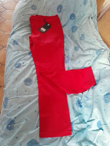 Tres beau Jean Taille 52 rouge coupe droite 