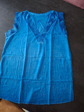 Haut débardeur rouleau dentelle bleu électrique
