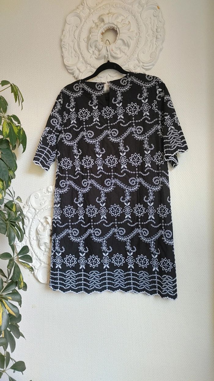 Robe en cotton noir brodé chic - photo numéro 2