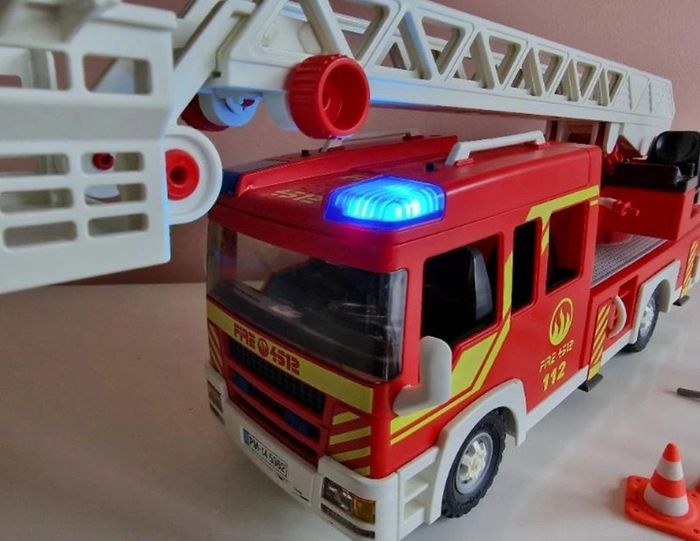 5462 Camion de pompier Playmobil avec échelle et sirene - photo numéro 2