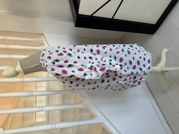 Blouse crème et rose à motifs bouches roses et yeux gris - photo numéro 3