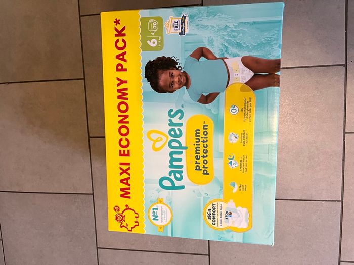 Un carton de couches maxi, économie pack Pampers