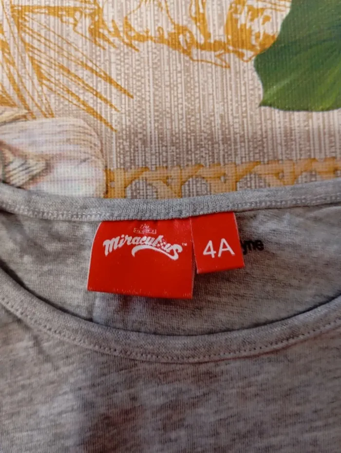 Tee shirt miraculous taille 4 ans(371) - photo numéro 4
