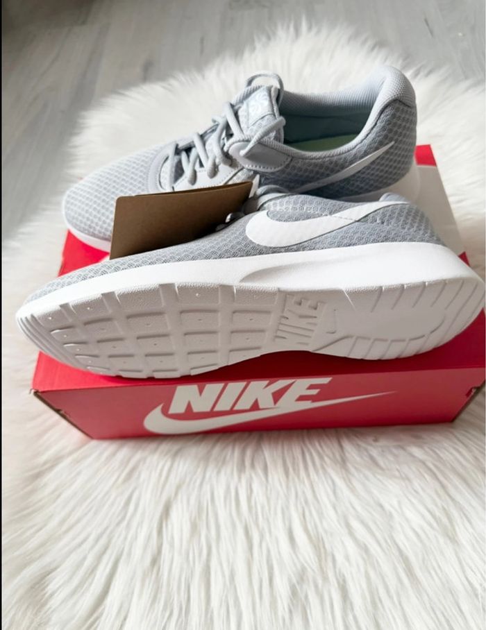 Baskets Nike Tanjun – Taille 44,5 – Gris clair/Blanc – Neuf avec étiquette - photo numéro 7