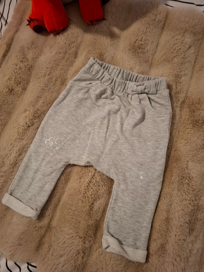 Pantalon gris à motif nuages - 6 mois