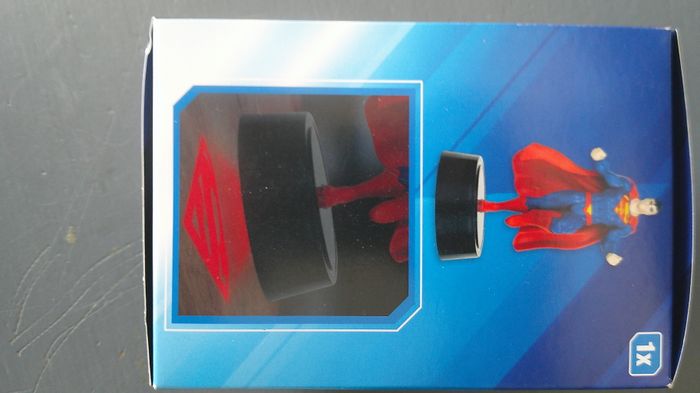 Figurine SUPERMAN  avec éclairage LED (PRODUIT NEUF) - photo numéro 4