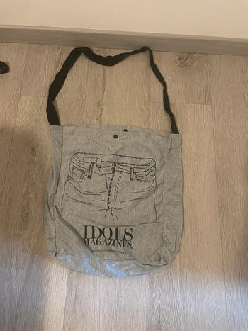 Sac en tissus gris écriture noir Idols Magazine Cannes