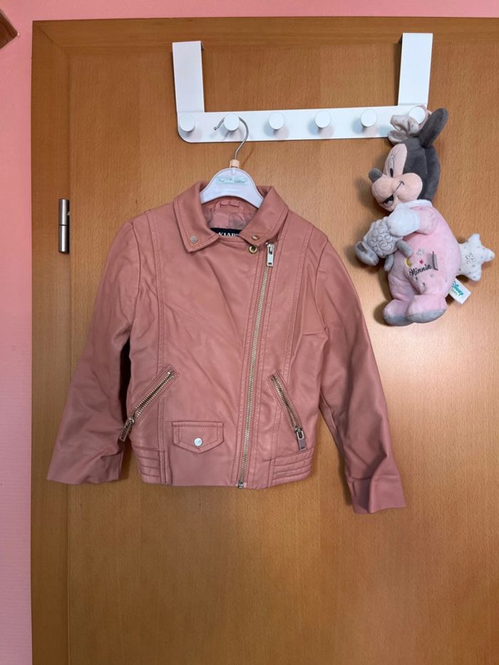 Perfecto / veste en simili cuir rose poudré 3 ans