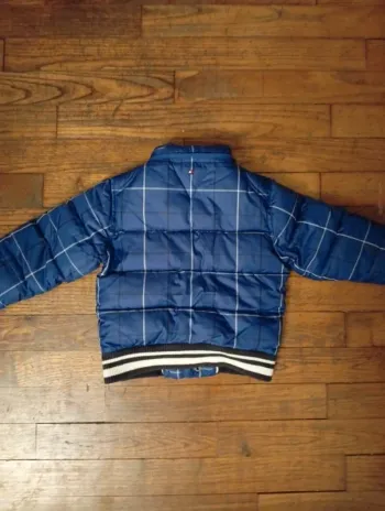 Doudoune Tommy Hilfiger taille 92 - Déchirure voir photos (arrière bras)/fermeture cassé
