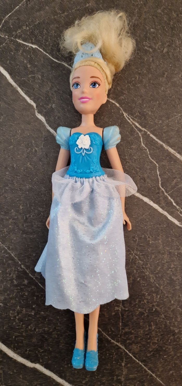 Poupée cendrillon en bon état