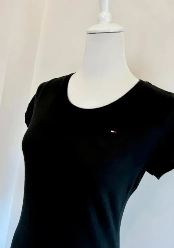 T-shirt Tommy Hilfiger femme noir taille L très bon état - photo numéro 3