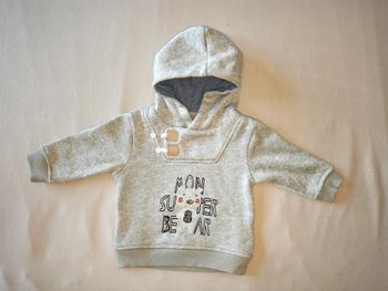 Joli pull à capuche neuf 6 mois