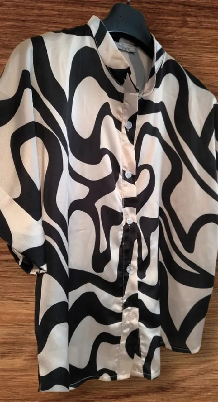 Chemise oversize tendance style graphique noir et blanc - photo numéro 2