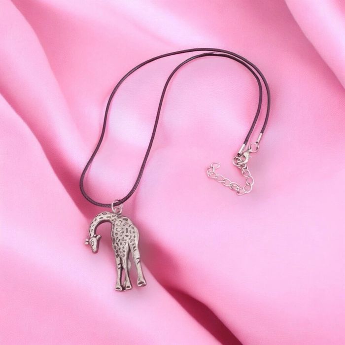 Collier noir pendentif girafe - photo numéro 2