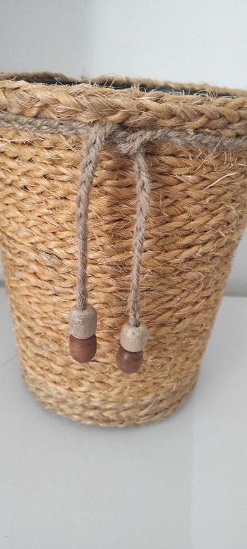 Pot de fleurs en ficelle tressée avec perles