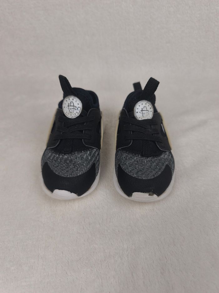 Baskets Nike Huarache Garçon pointure 25 - photo numéro 7