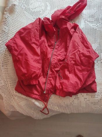 Coupe vent avec capuche rouge 4 ans