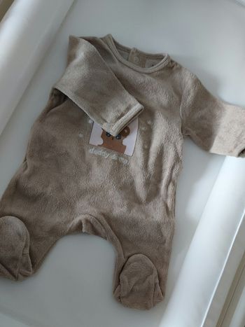 Pyjamas (peu être vendu séparément)