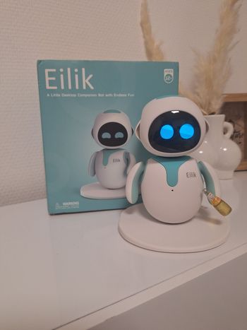 Mini robot de compagnie Eilik energize lab
