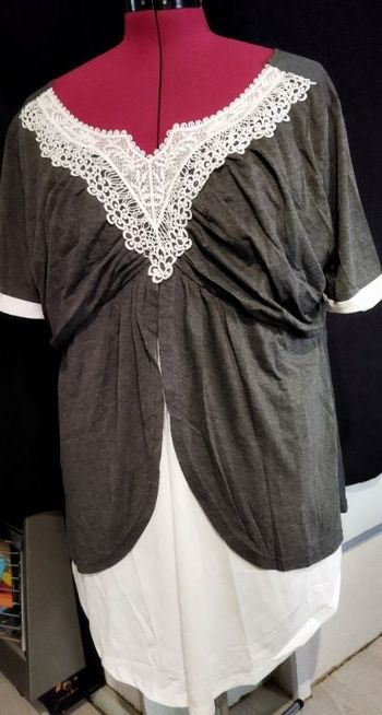 Blouse grise et blanche taille 5x ou 56