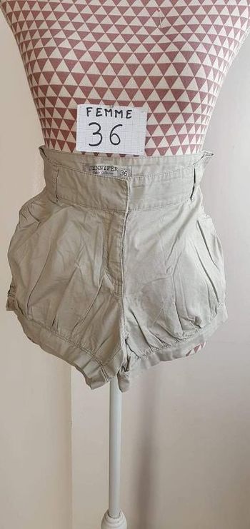 Short, beige, coton,longueur 29cm,taille basse, en très très bon état, marque Jennyfer =4€