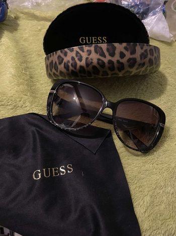 Lunette de Soleil ÷ Étui GUESS