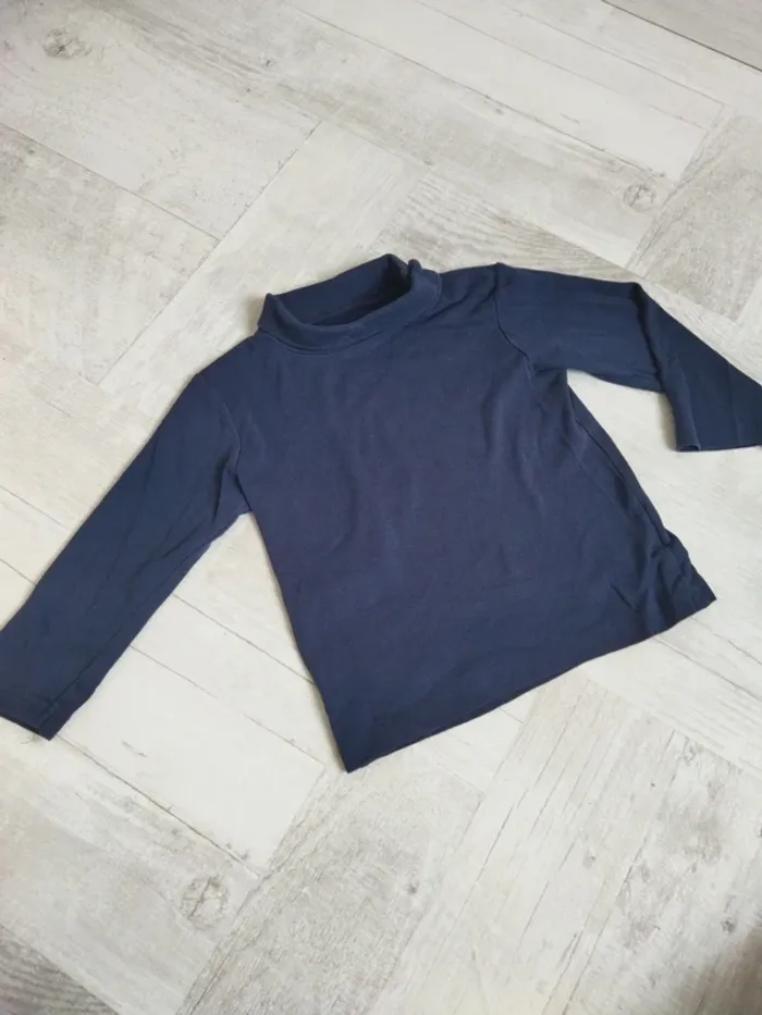 Haut col roulé bleu marine 3 ans