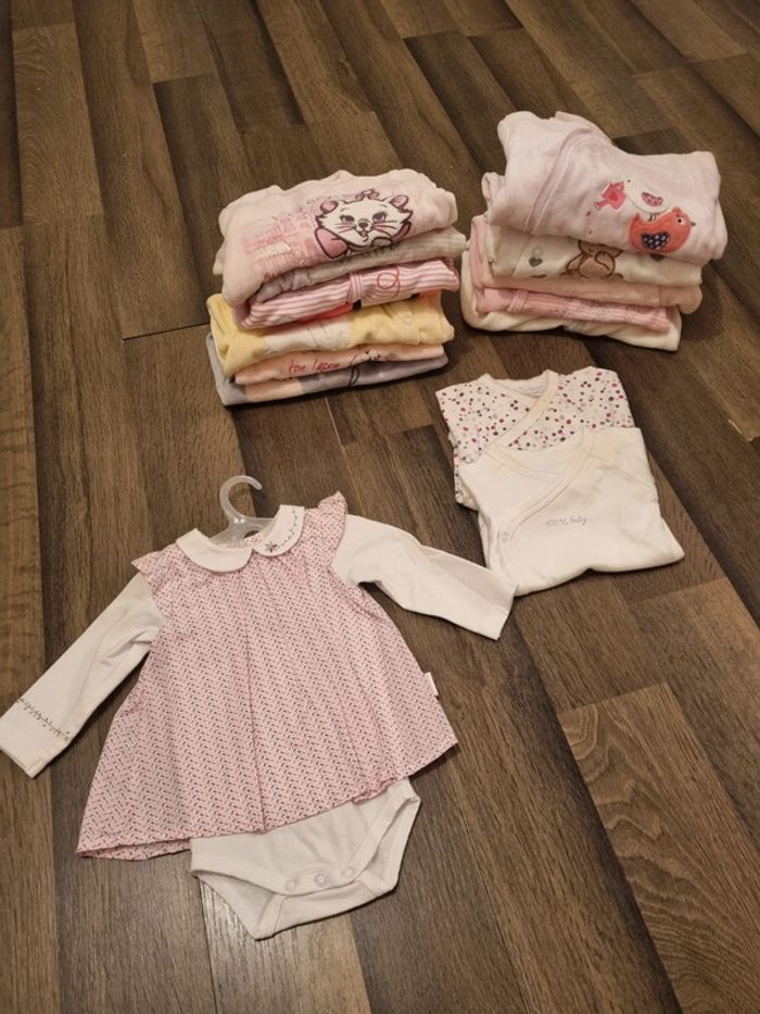 Lot de 12 babygros/grenouillères + 2 bodys + 1 body combi. Fille. Taille 1 mois. Neuf et TBE et BE