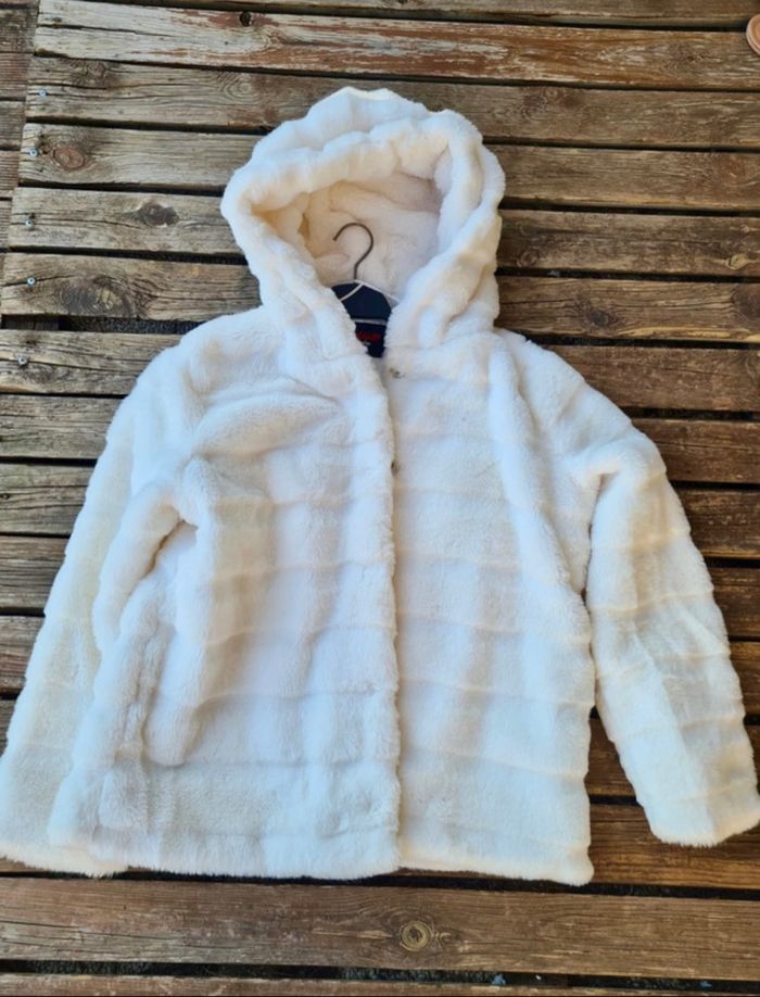 manteau d'hiver en fausse fourrure blanche de la marque Jennyfer. - photo numéro 3