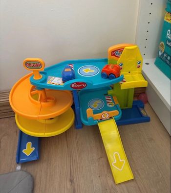 Garage avec deux petites voitures