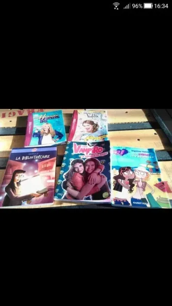Lot de 5 livres : violetta, hannah montana, chica vampiro etc