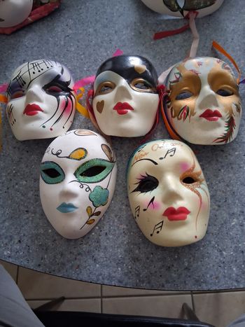 Lot de 5 masques céramique multicolore