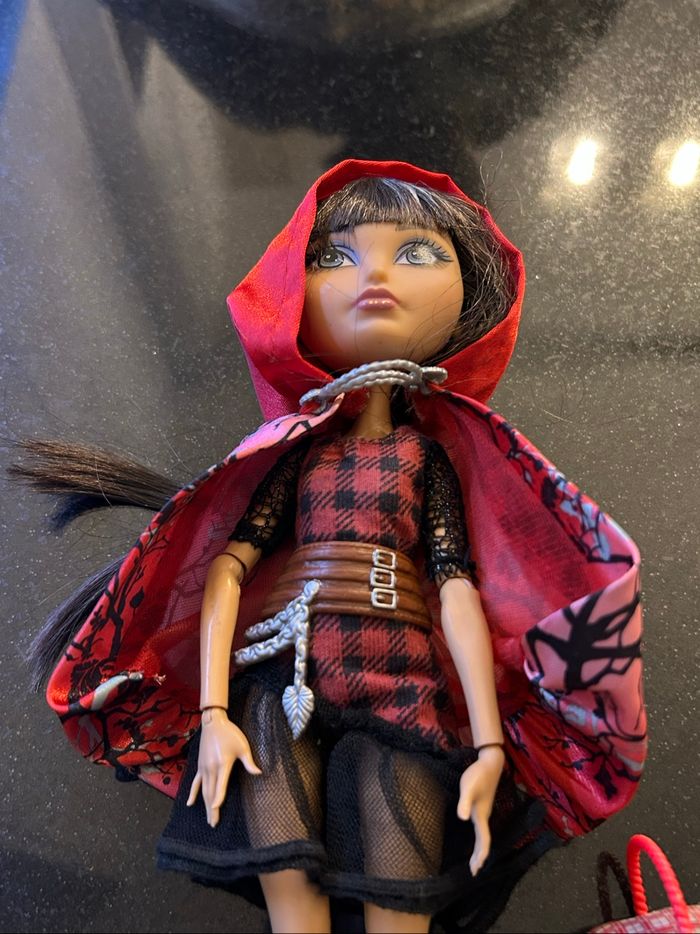 Poupée Ever After High, Cerise Hood - photo numéro 3