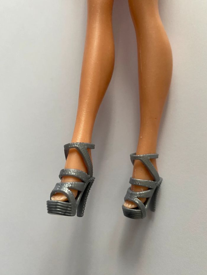 Chaussures à talon argenté pour poupée barbie