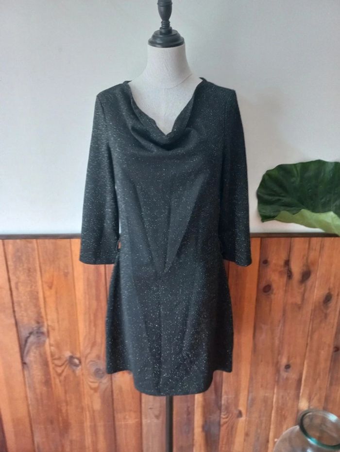 Robe noire brillante